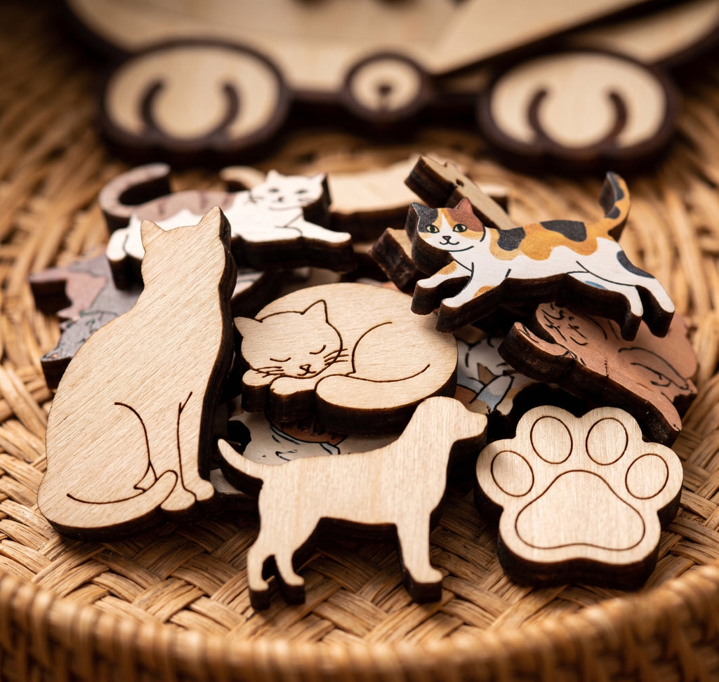 Close-up van houten puzzelstukjes, elk stukje een uniek dier- of pootvorm